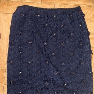 Excellent Used Condition Women’s Talbots Navy Blue Embroidered Skirt sz 6P